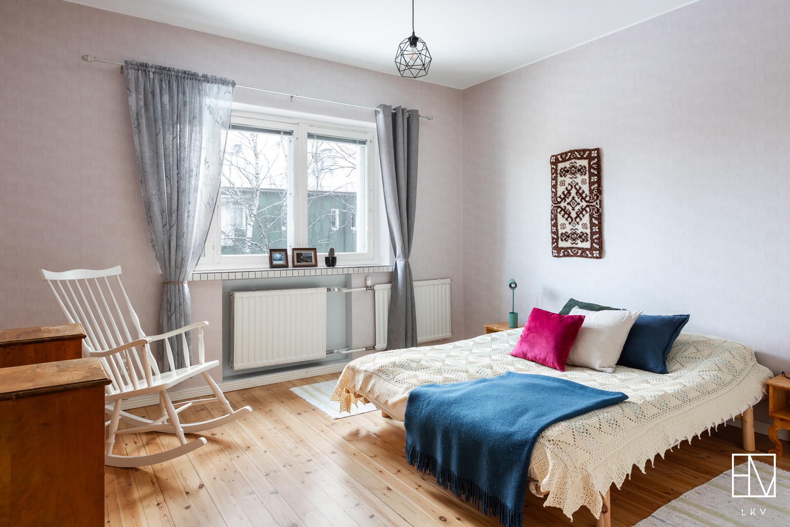 Tilava makuuhuone yhtiön sisäpihan suuntaan