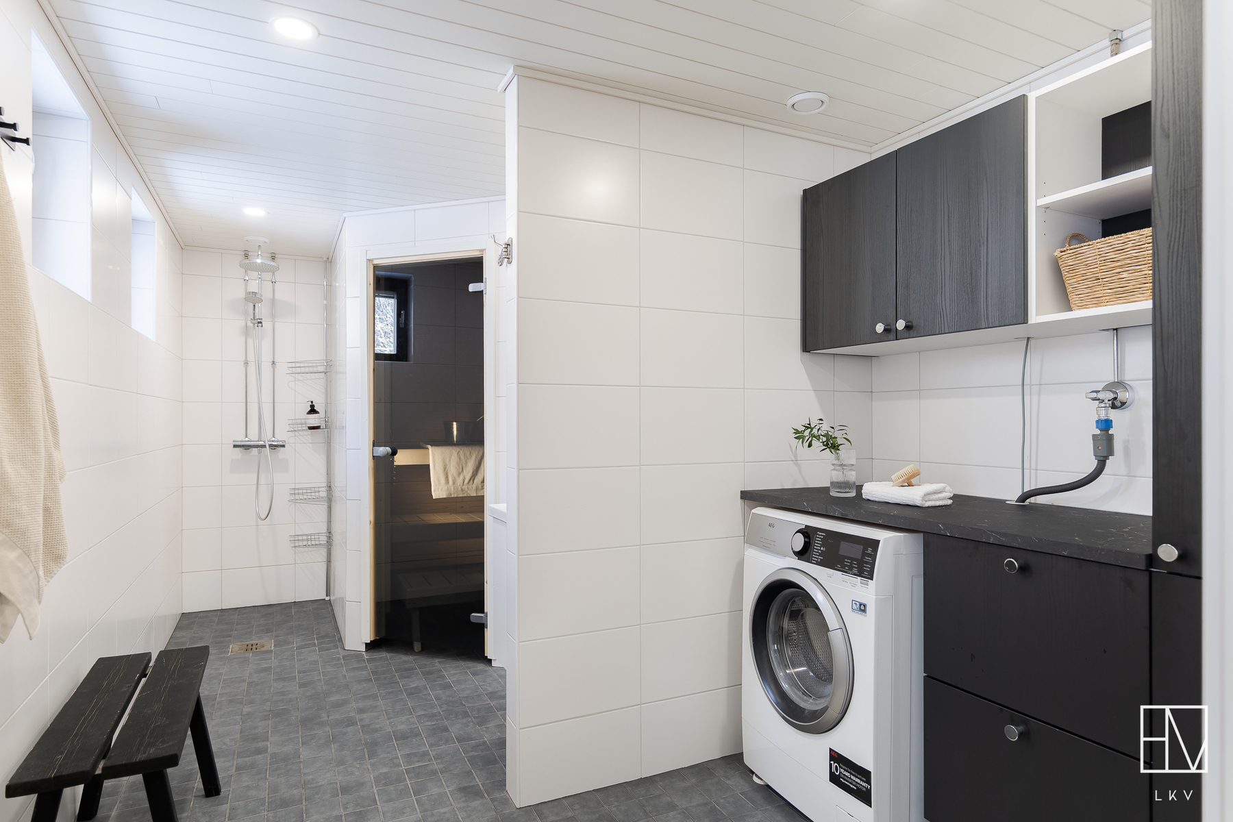 Kodinhoidolle tila kylpyhuoneen yhteydessä