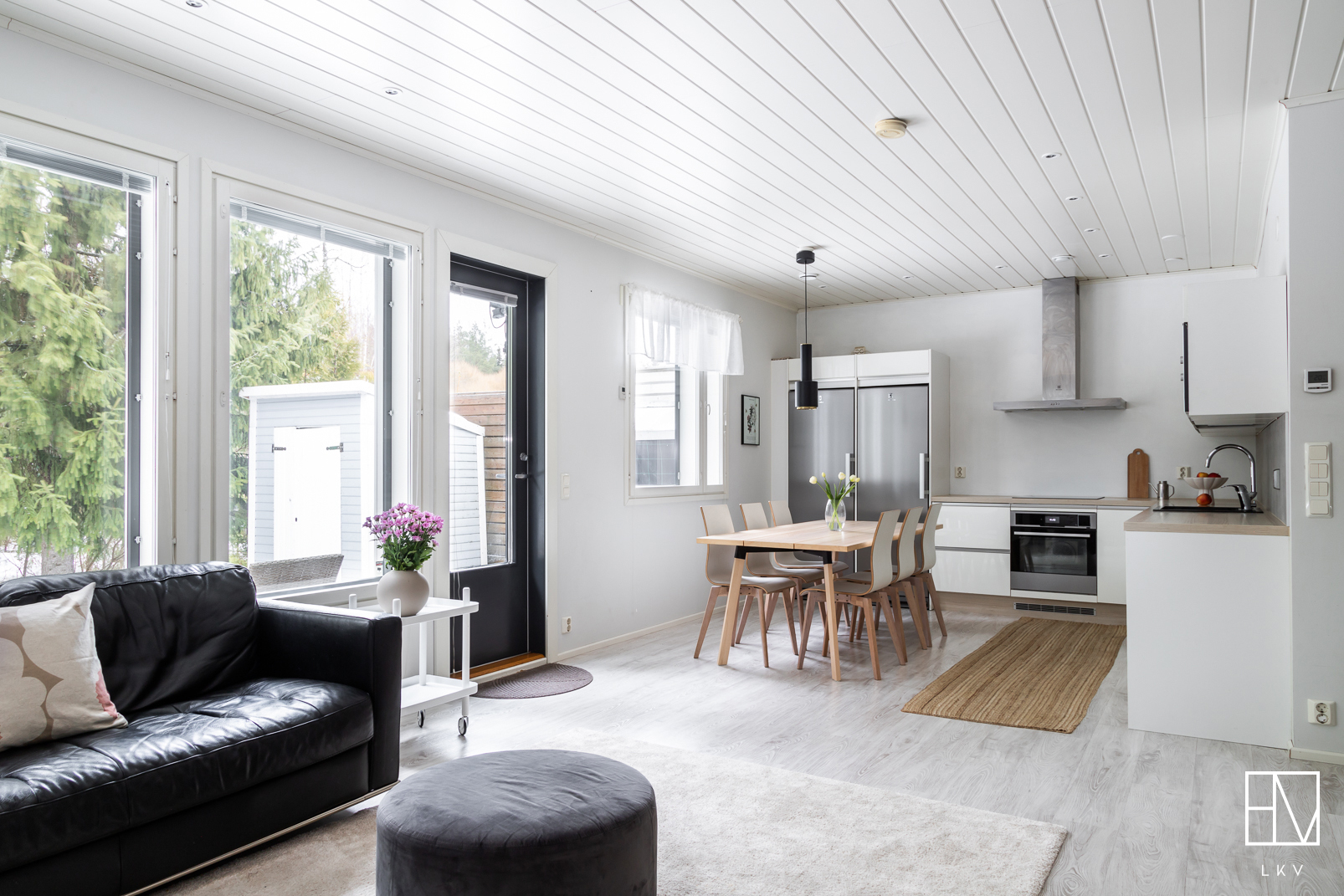 Keittiö, ruokailutila ja olohuone ovat yhtenäistä tila