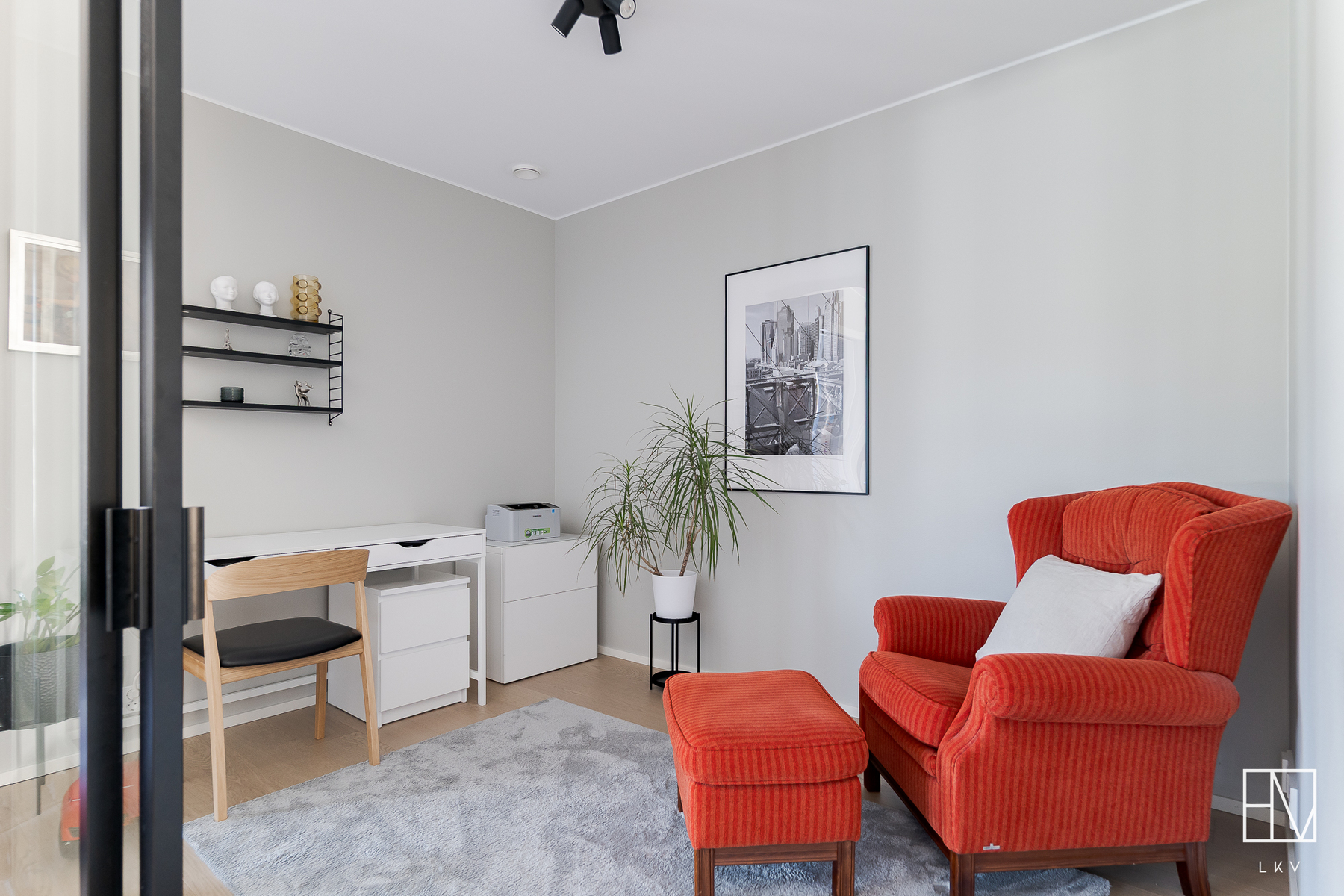 Työhuone, jossa tyylikkäät lasiovet