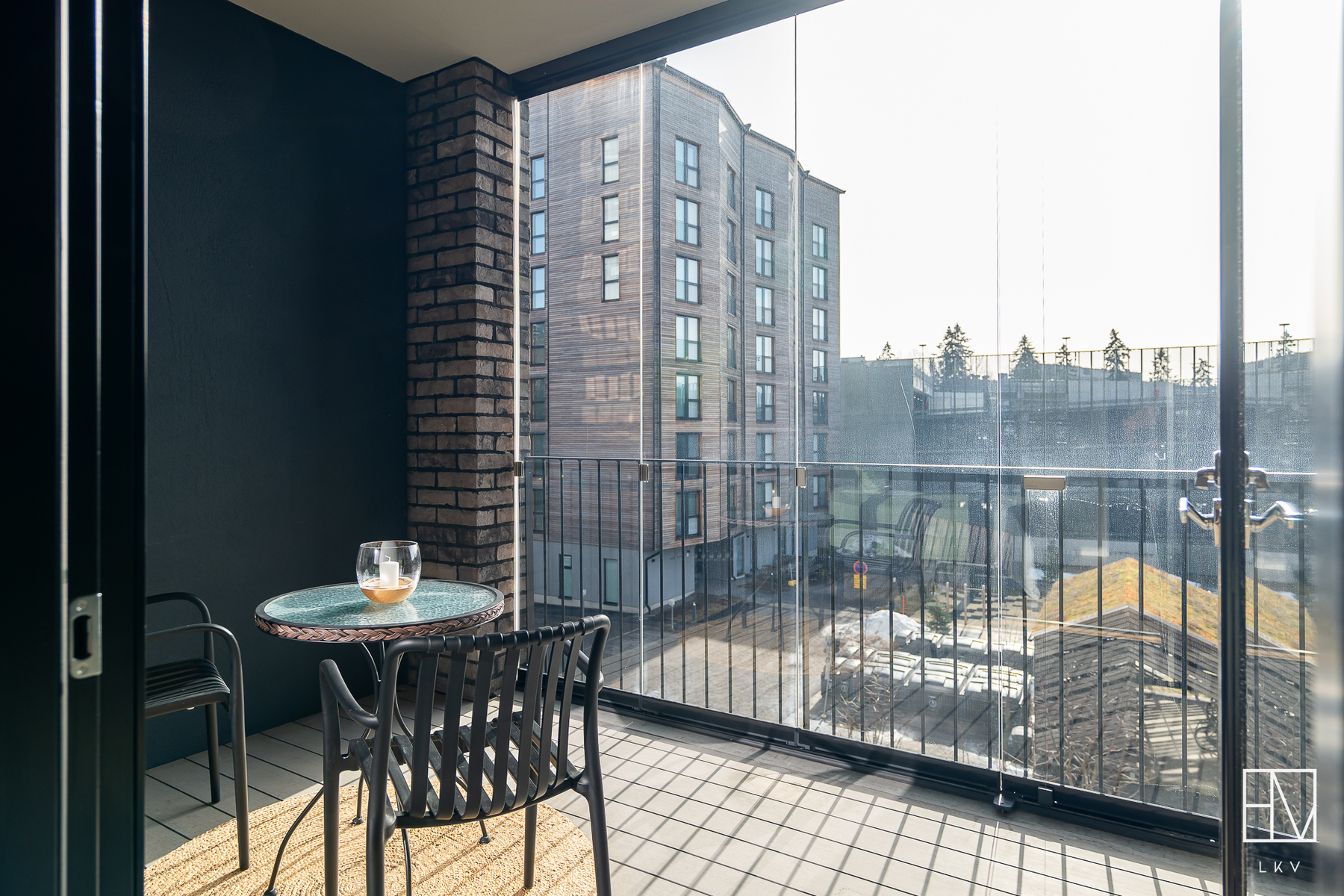 Toinen lasitettu parveke päämakuuhuoneen yhteydessä