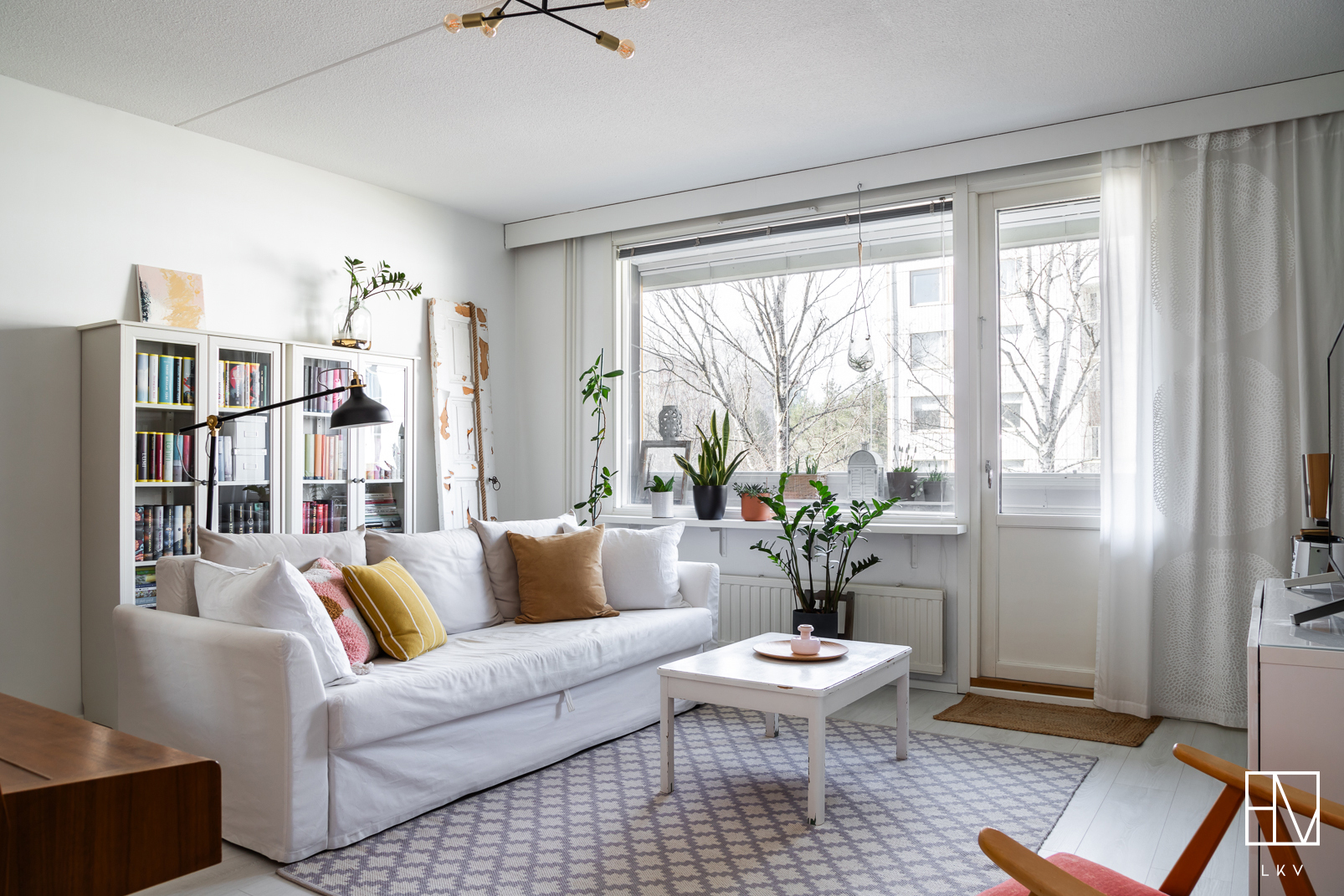 Olohuoneesta käynti lasitetulle parvekkeelle