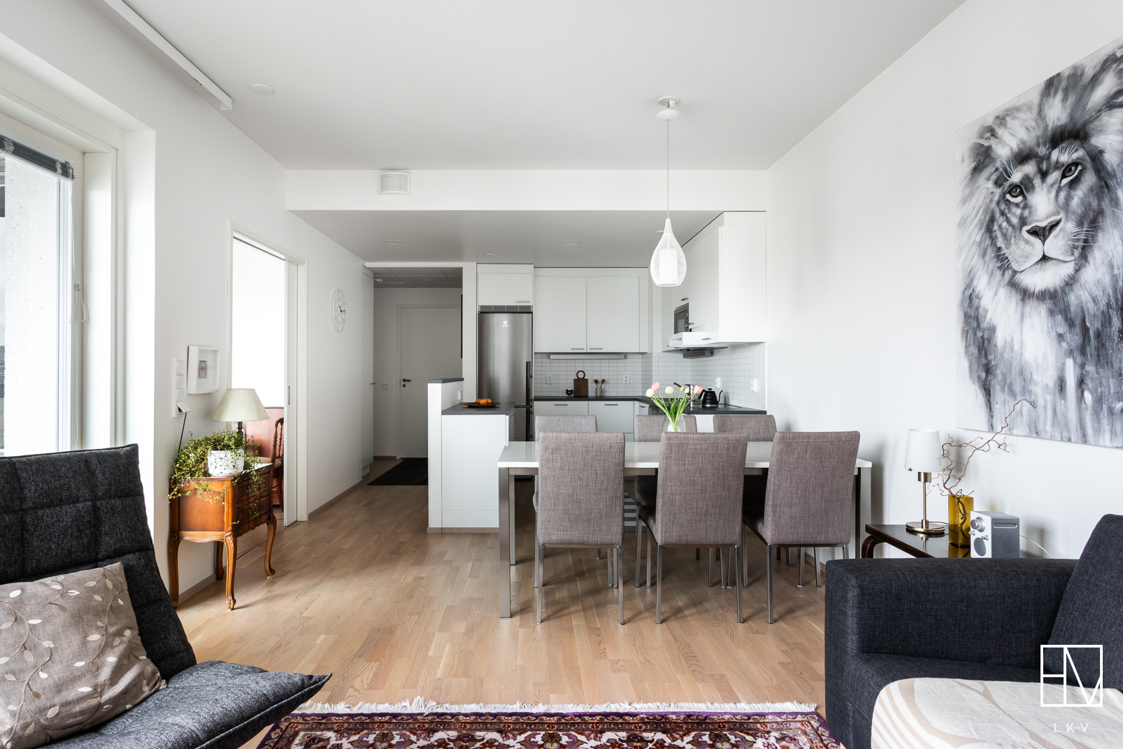 Keittiö ja olohuone ovat yhtenäistä avaraa tilaa