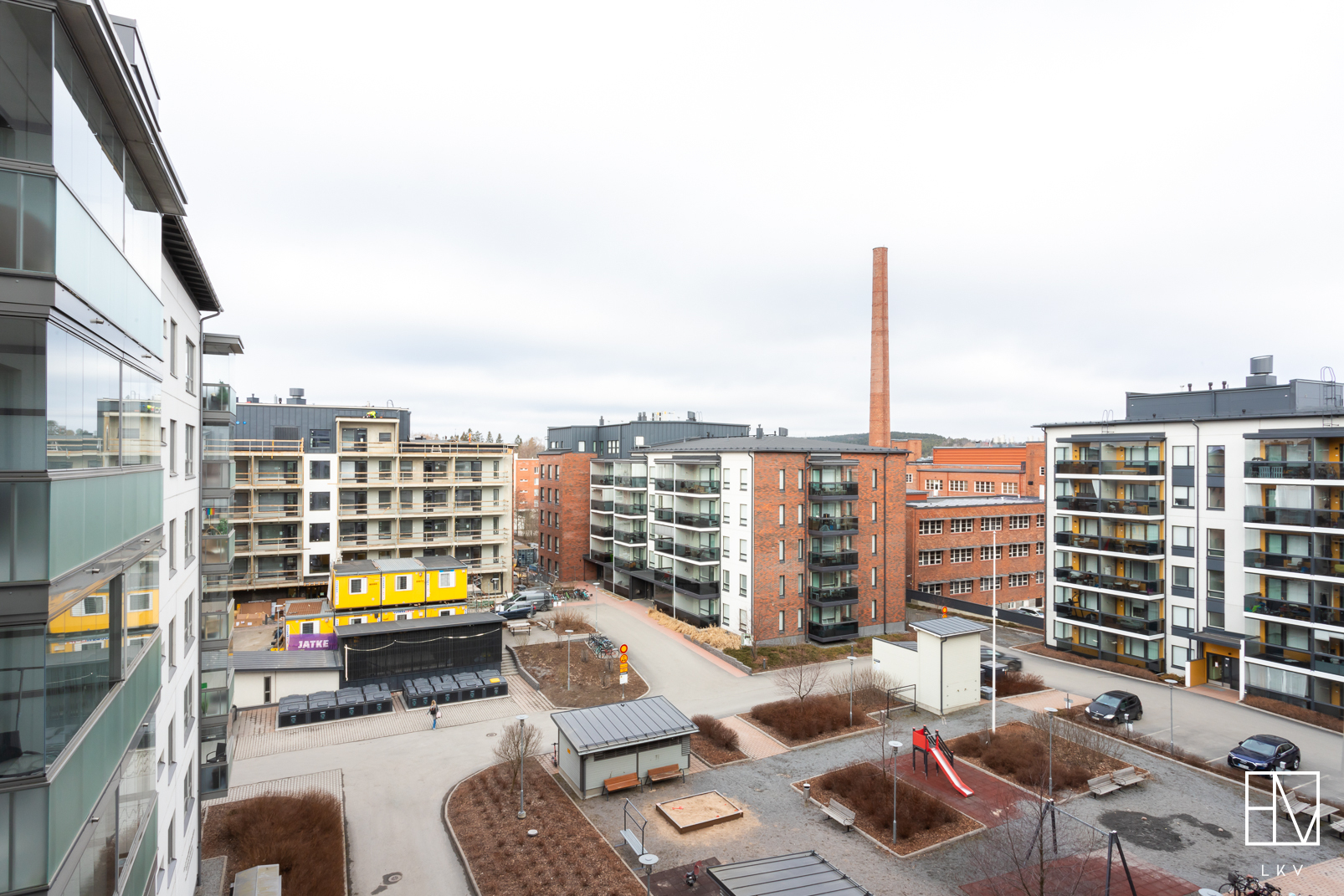 Ikkuna ja näkymät yhtiön sisäpihan suuntaan