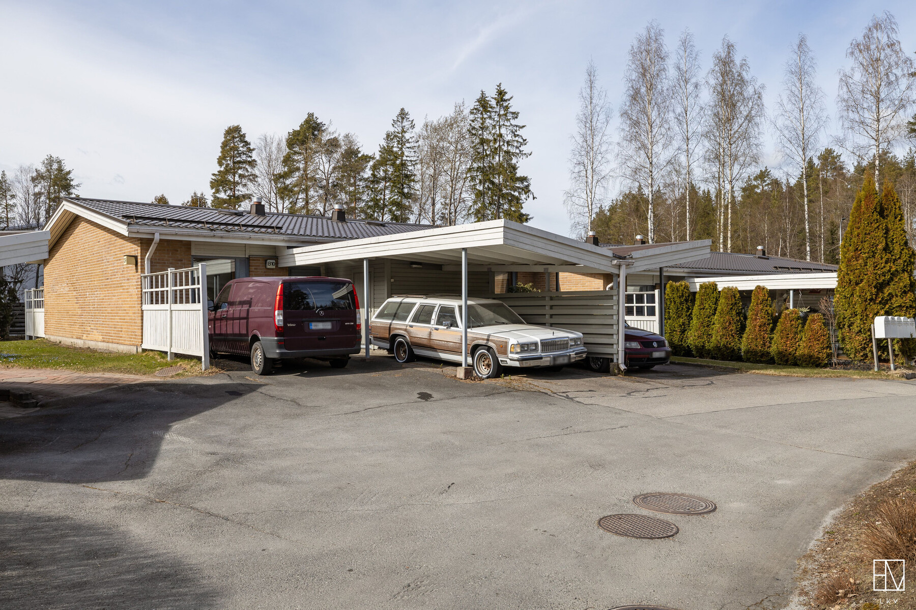 Huoneiston edessä tilaa kahdelle autolle