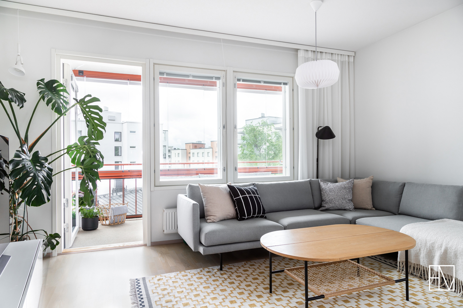 Olohuoneesta käynti lasitetulle parvekkeelle