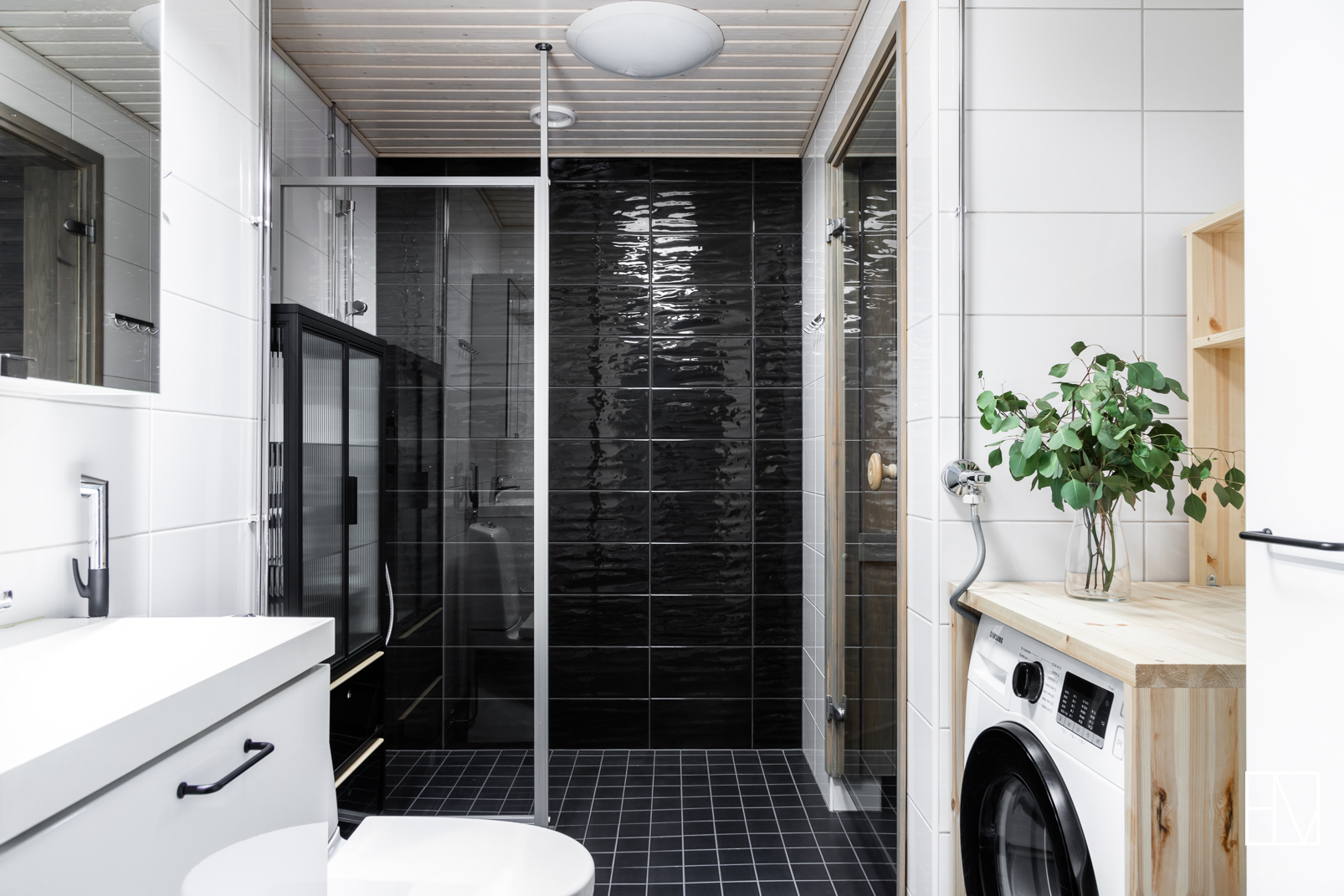 Tilava kylpyhuone, jossa asunnon toinen wc