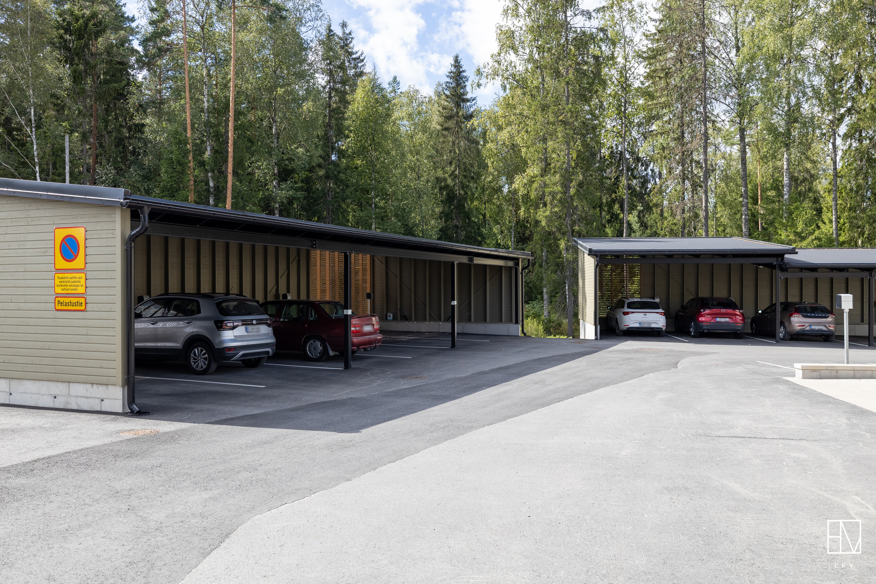 Mahdollisuus ostaa autokatospaikka.
