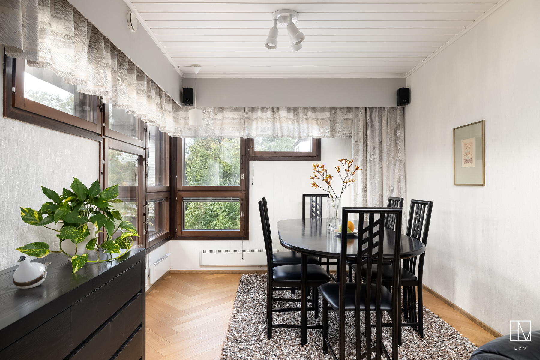 Olohuoneen yhteydessä ruokailutila