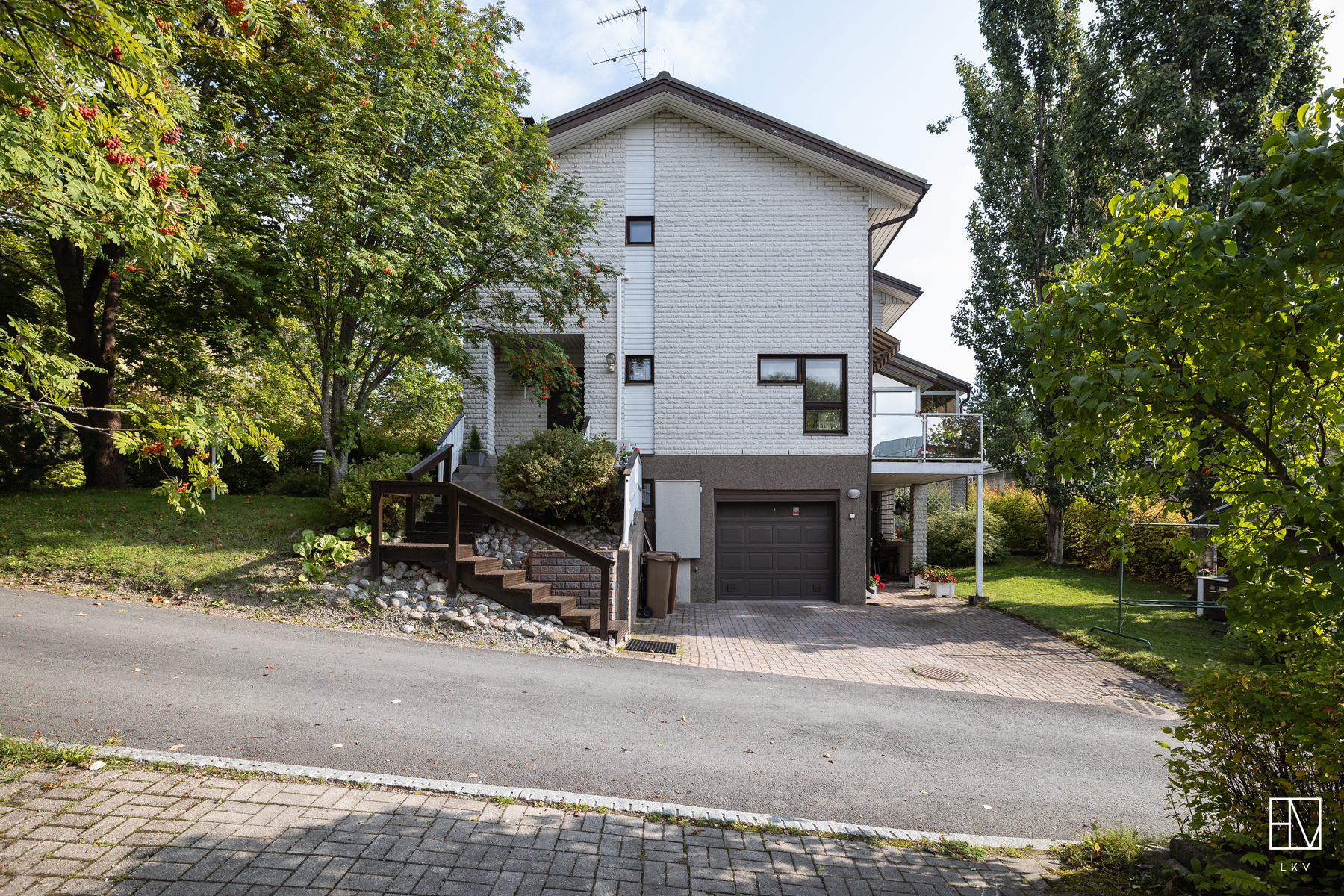 Autotallin eteen mahtuu hyvin kaksi autoa