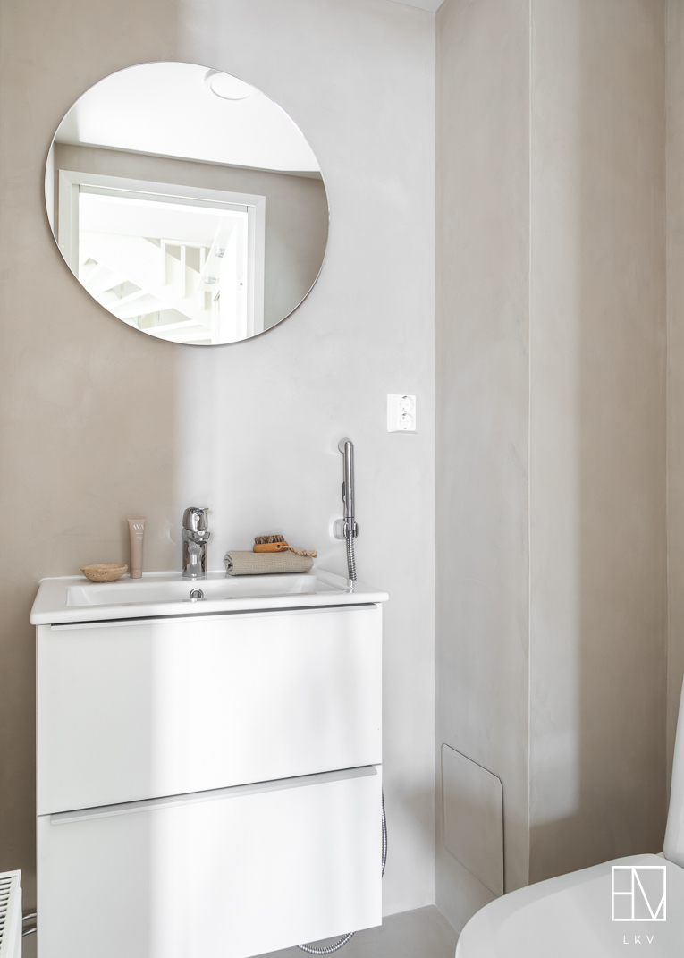 Alakerran erillinen wc