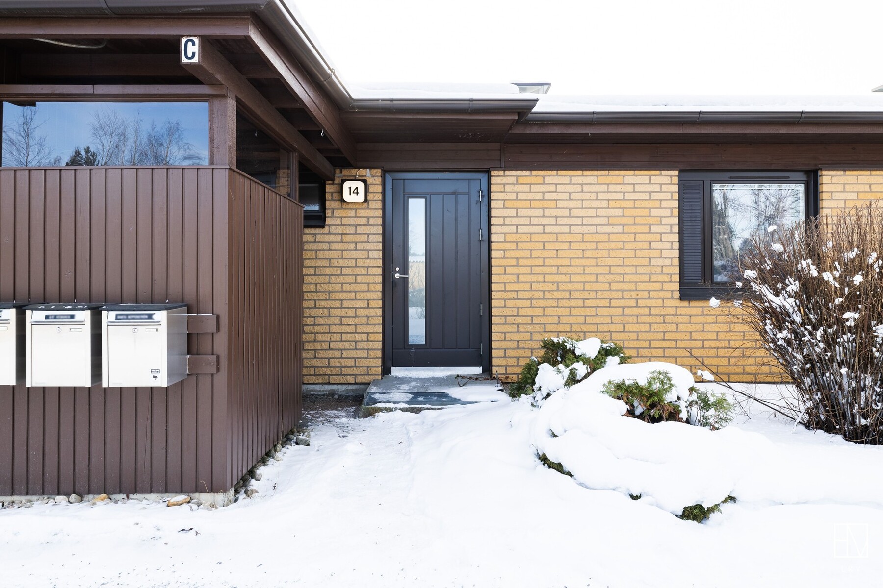 Sisäänkäynnin yhtedessä on ulkovarasto