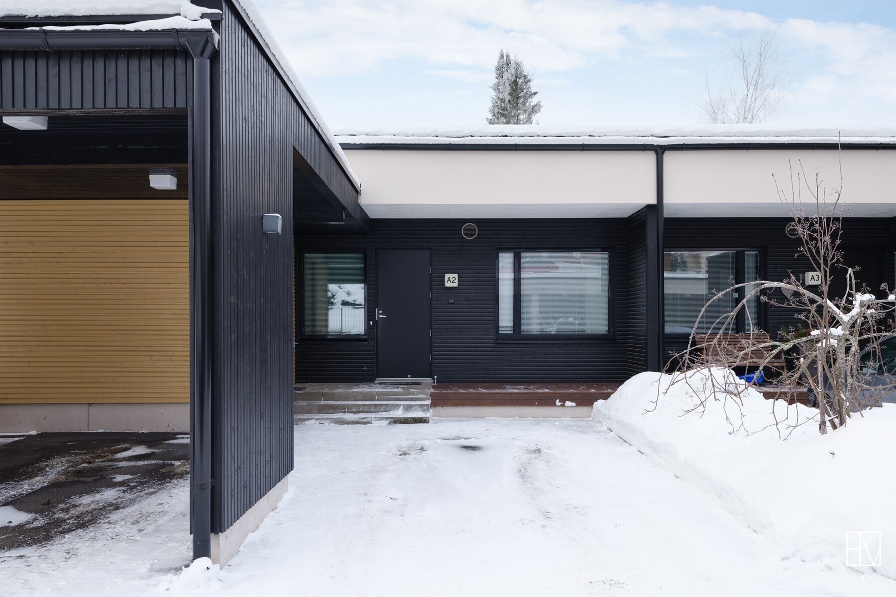 Sisäänkäynnin yhteydessä on autokatospaikka