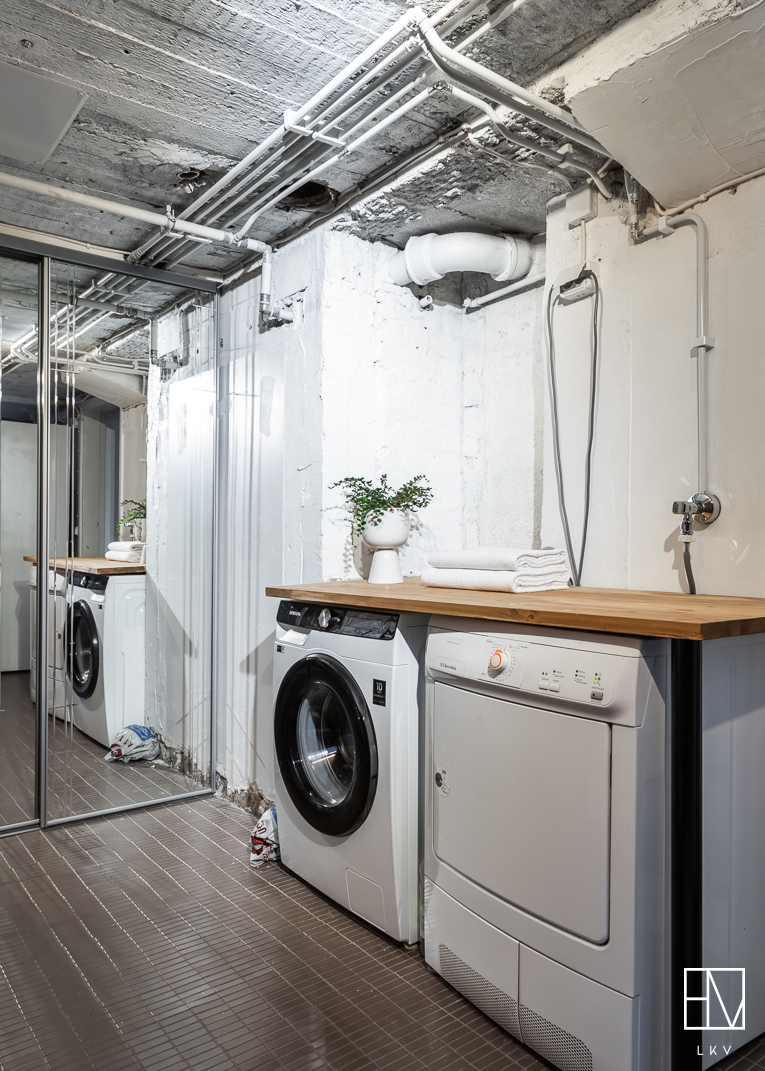 Asunnolle kuuluva askarteluhuone toimii myös kodinhoitotilana