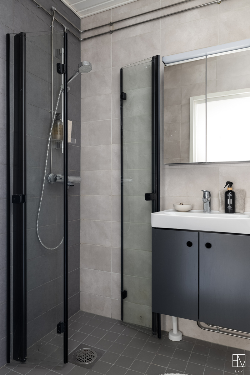 Yläkerran kylpyhuone