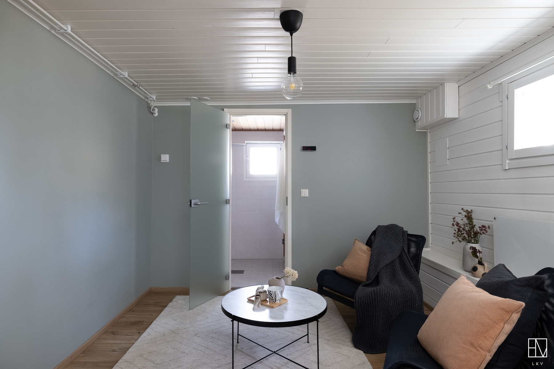 Kellarin aulatila toimiin hyvin tilavana pukuhuoneena tai vaikkapa työhuoneena!