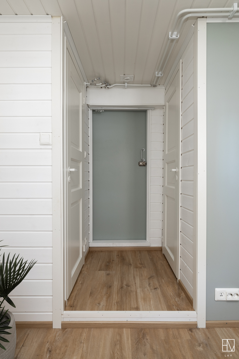 Kulku asunnon varastotiloihin, johon mahdollisuus toteuttaa lisää asuintiloja