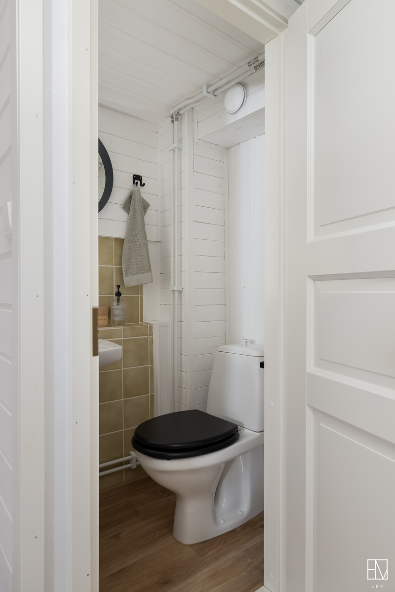 Kellarissa asunnon toinen wc