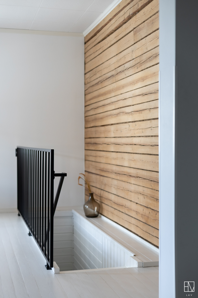 Olohuoneesta kulku kellarikerrokseen