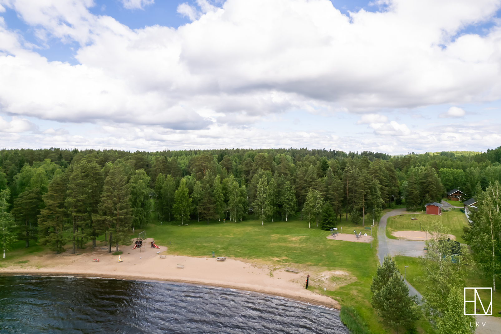 Upea hiekkaranta vain n.200m päässä