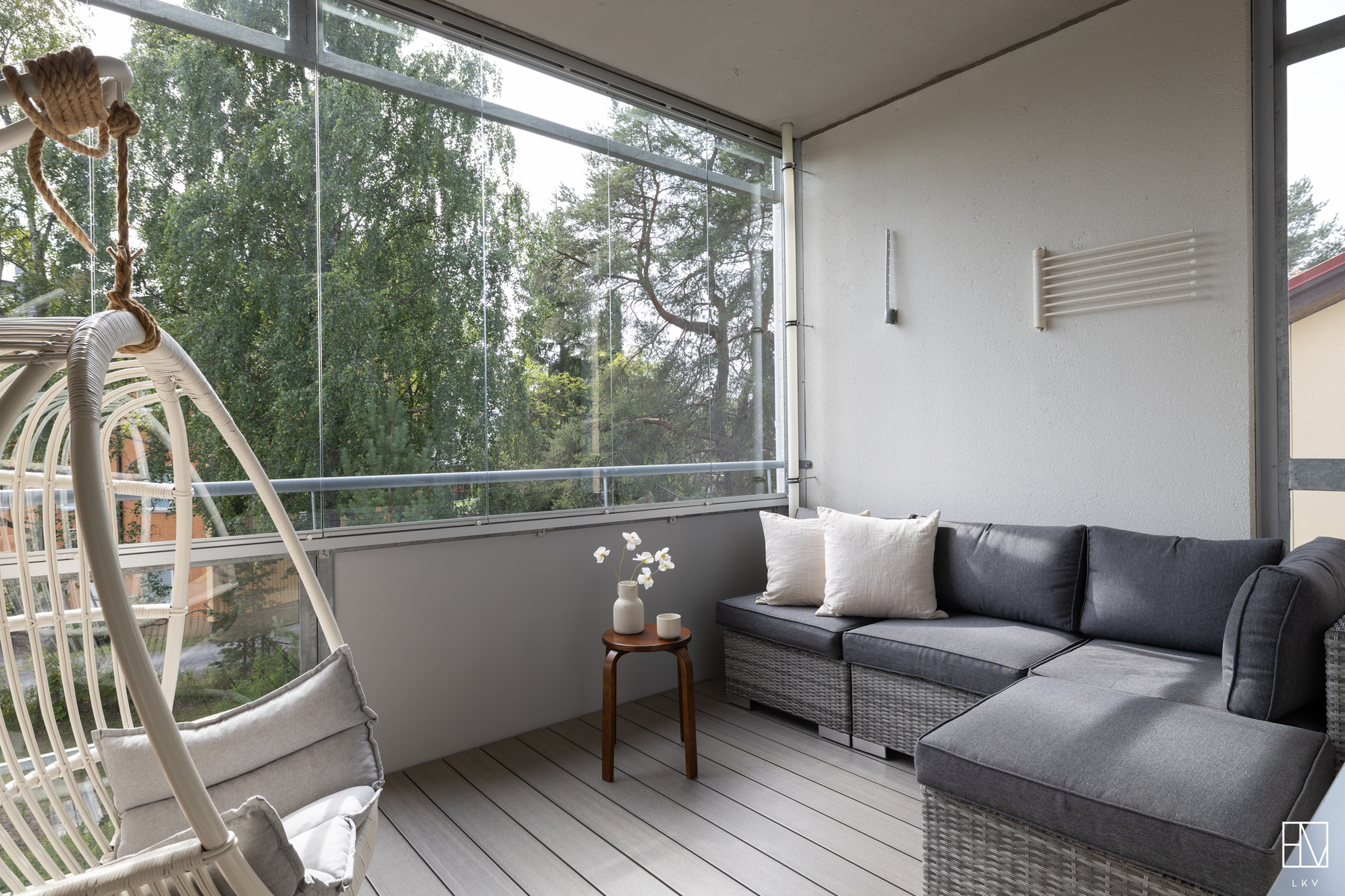 Iso lasitettu parveke on sisäpihalle