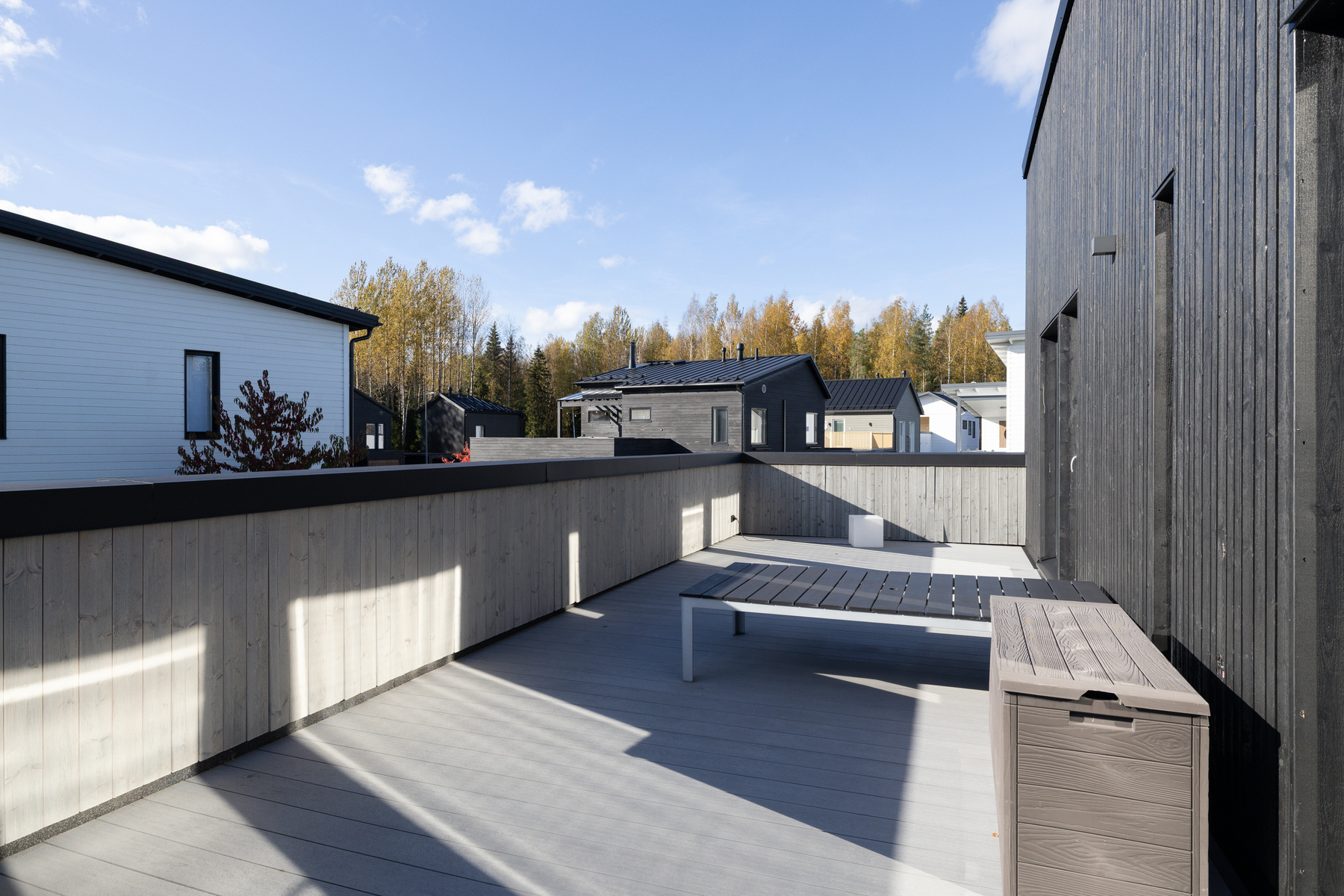 Yläkerran parvekkeelle on kulku kahdesta makuuhuoneesta