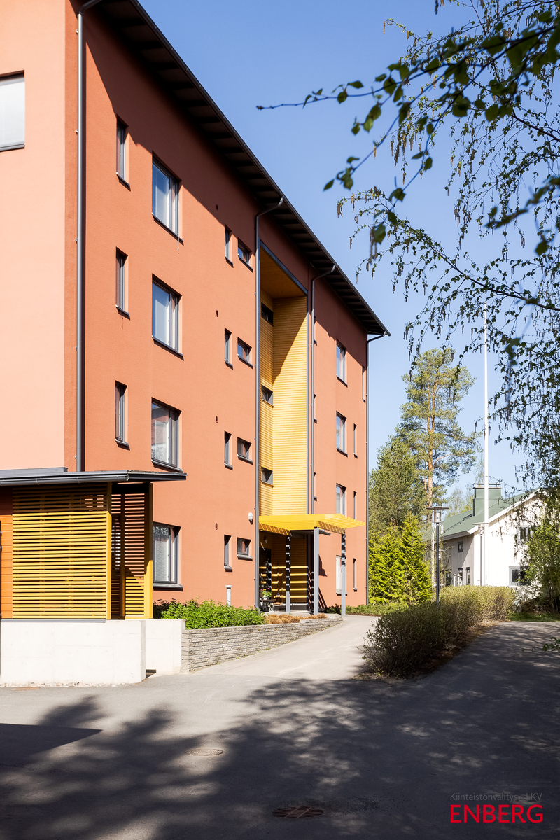 Sisääntulopihaa