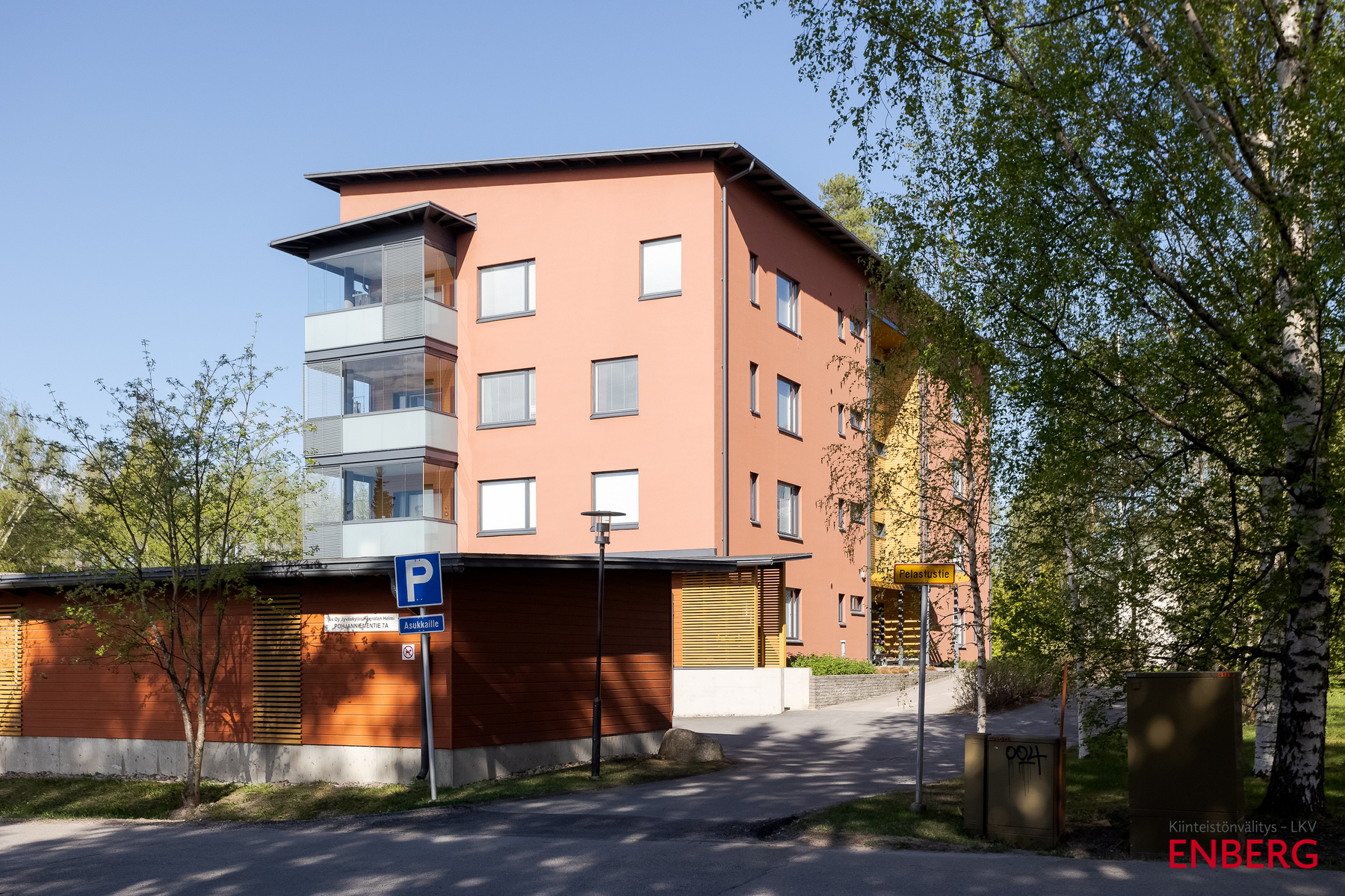 Autokatoksella suojattu sisääntulopiha