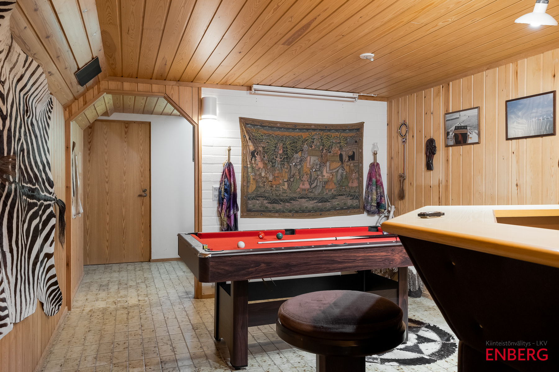 Baaritilaa, perältä portaat spa-osastolle