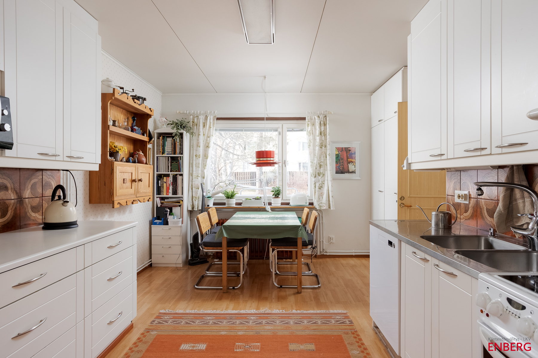 Ruokailutilasta keittiöön