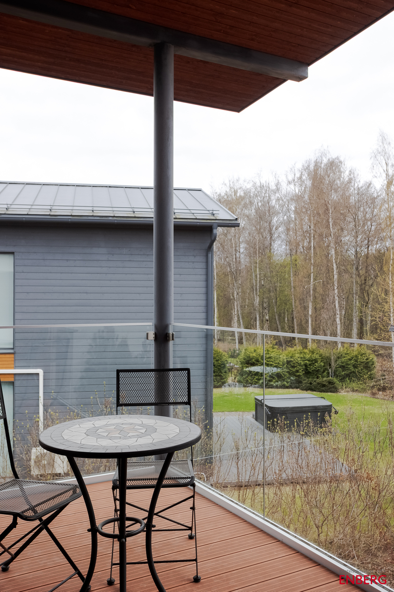 Päämakuuhuoneen parveke