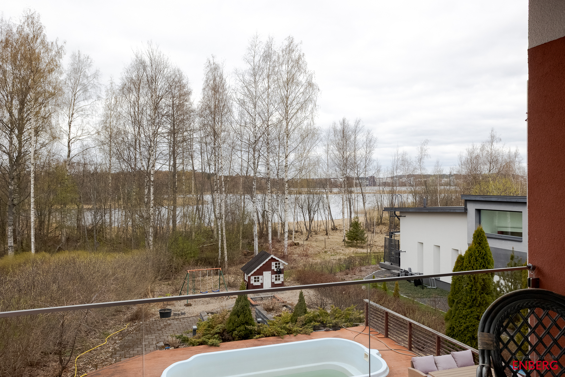 Päämakuuhuoneen parveke