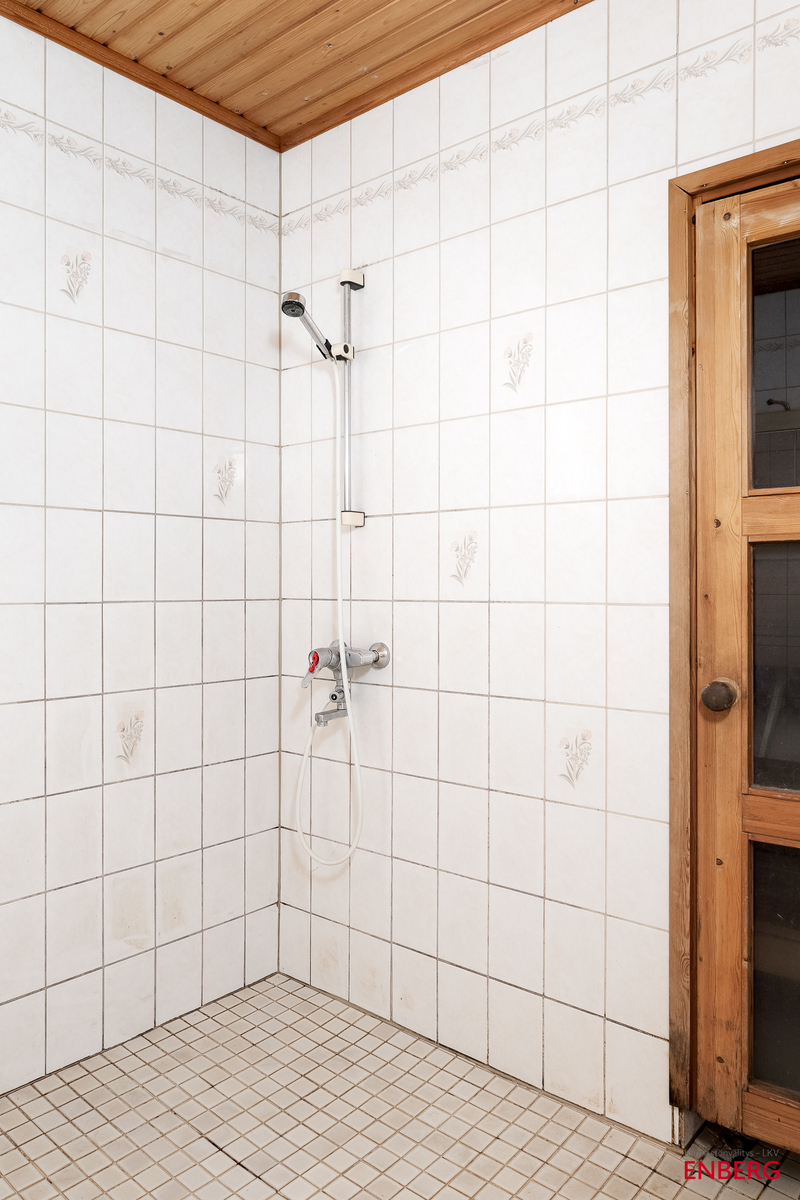 Talousrakennuksen kylpyhuone