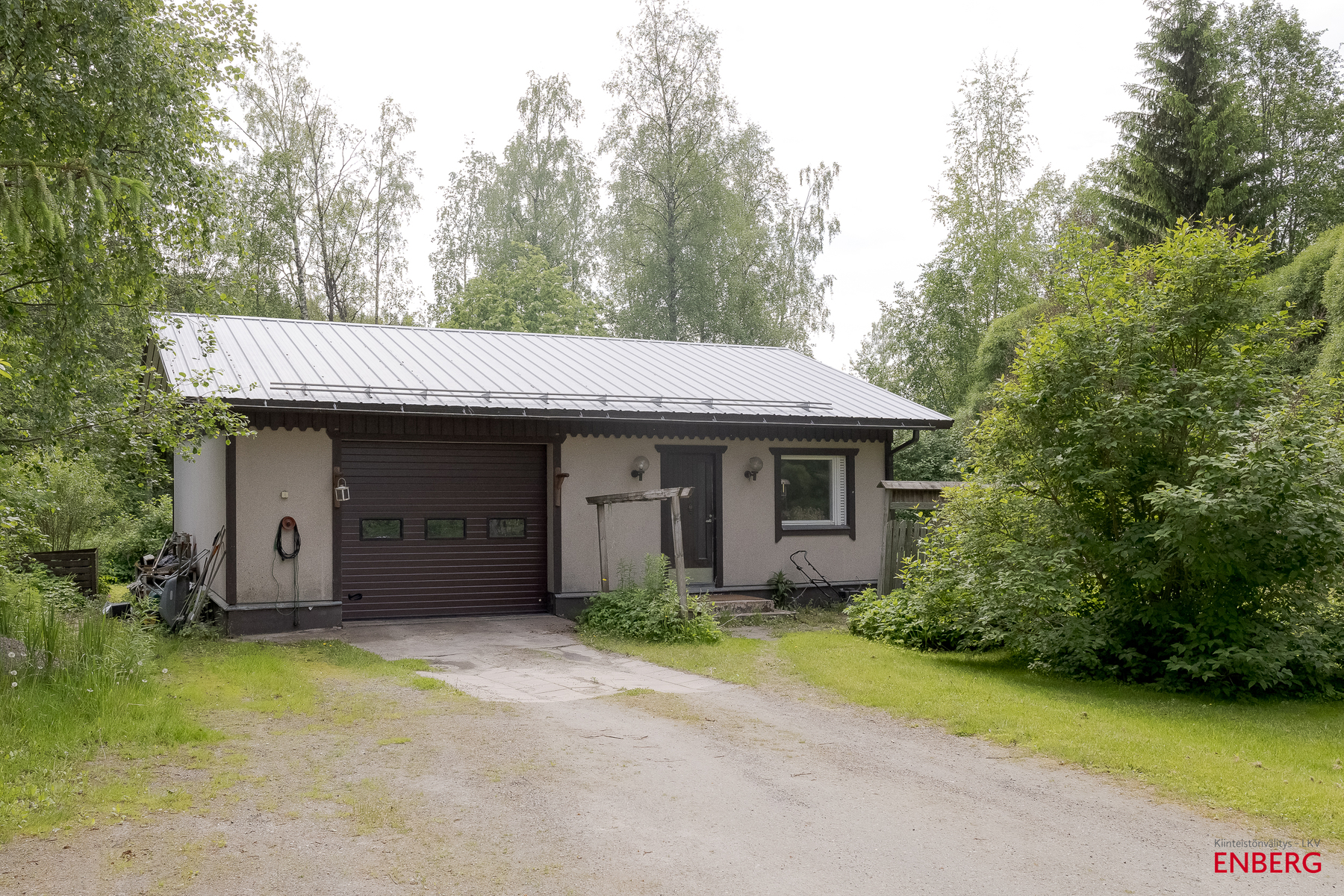 Talousrakennus (autotalli, huone/tsto, kph, sauna)