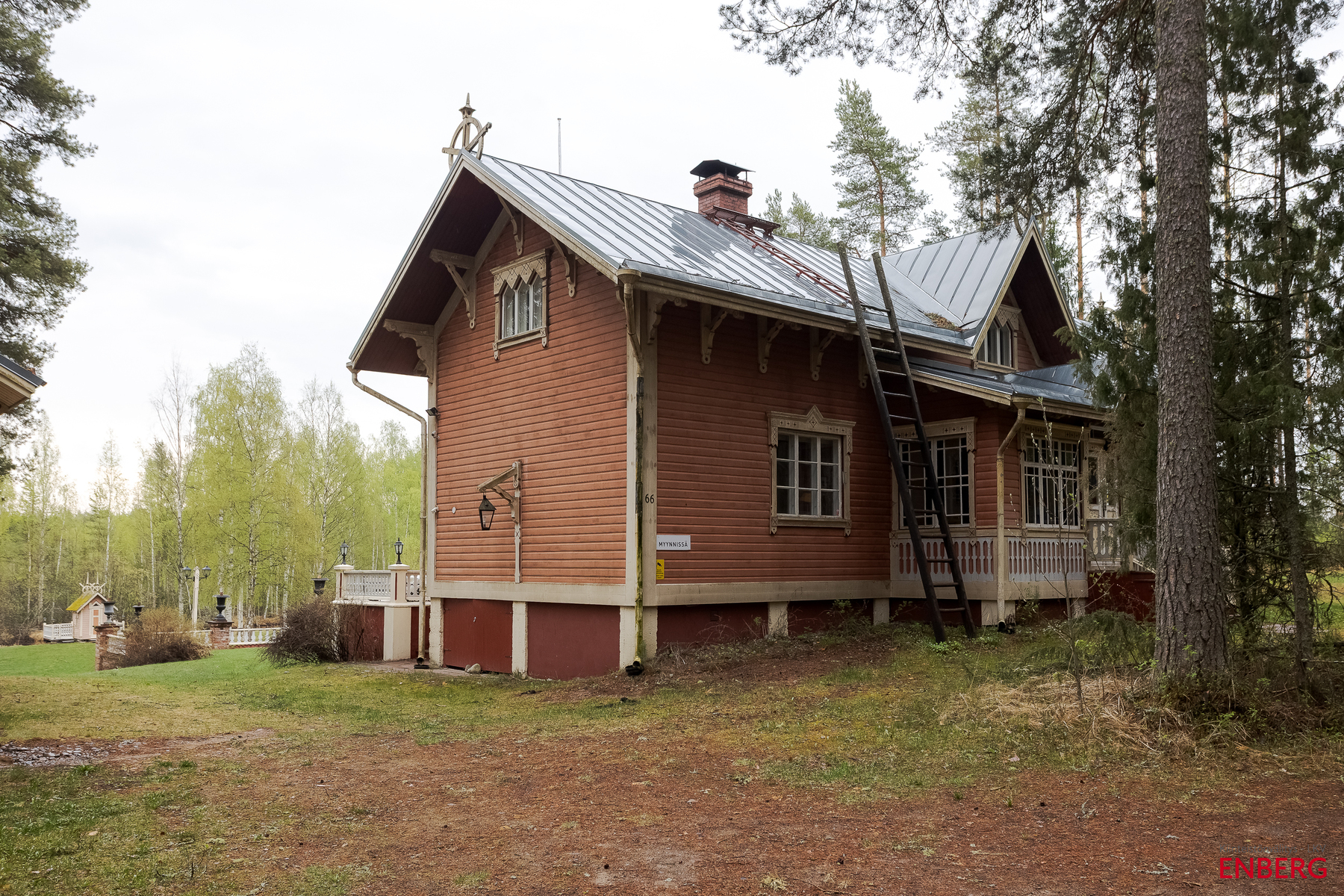 Näkymää makasiinirakennuksen vierestä