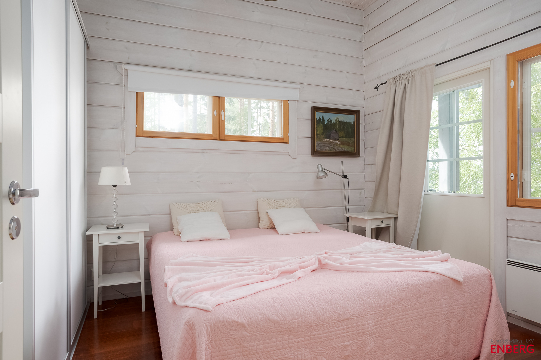Yläkerran makuuhuone (käynti parvekkeelle)