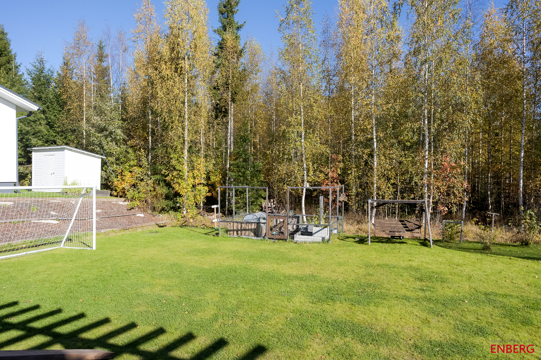 Kiva takapiha rajautuu metsään