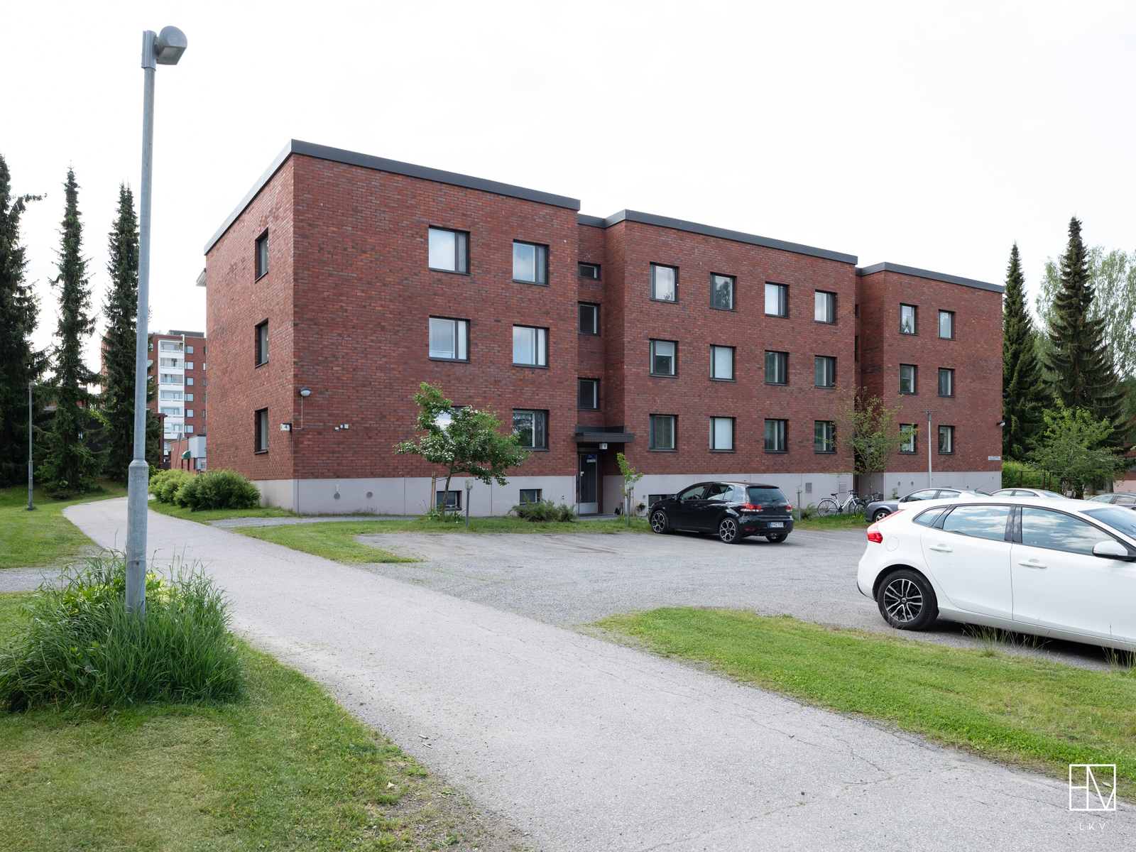 Julkisivu etupihan puolelta