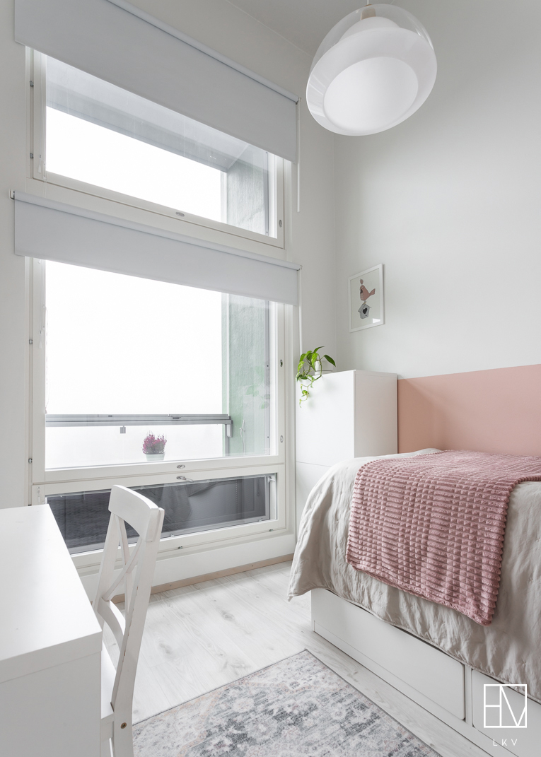 Makuuhuoneessa suuri ikkuna