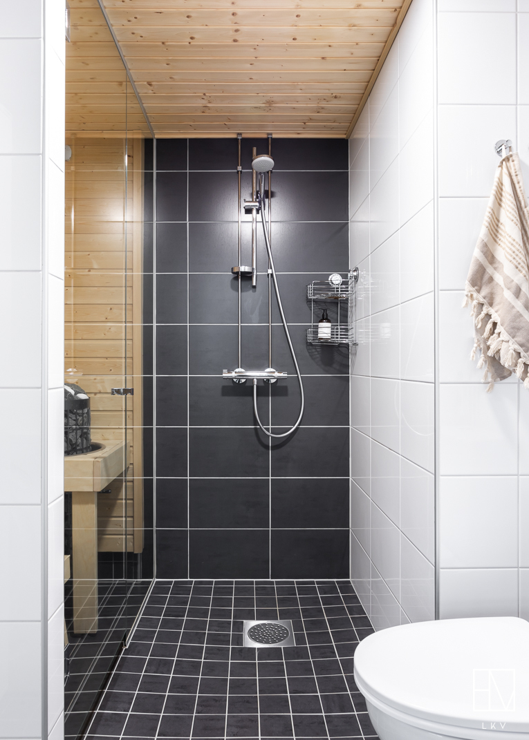 Laatoitettu kylpyhuone