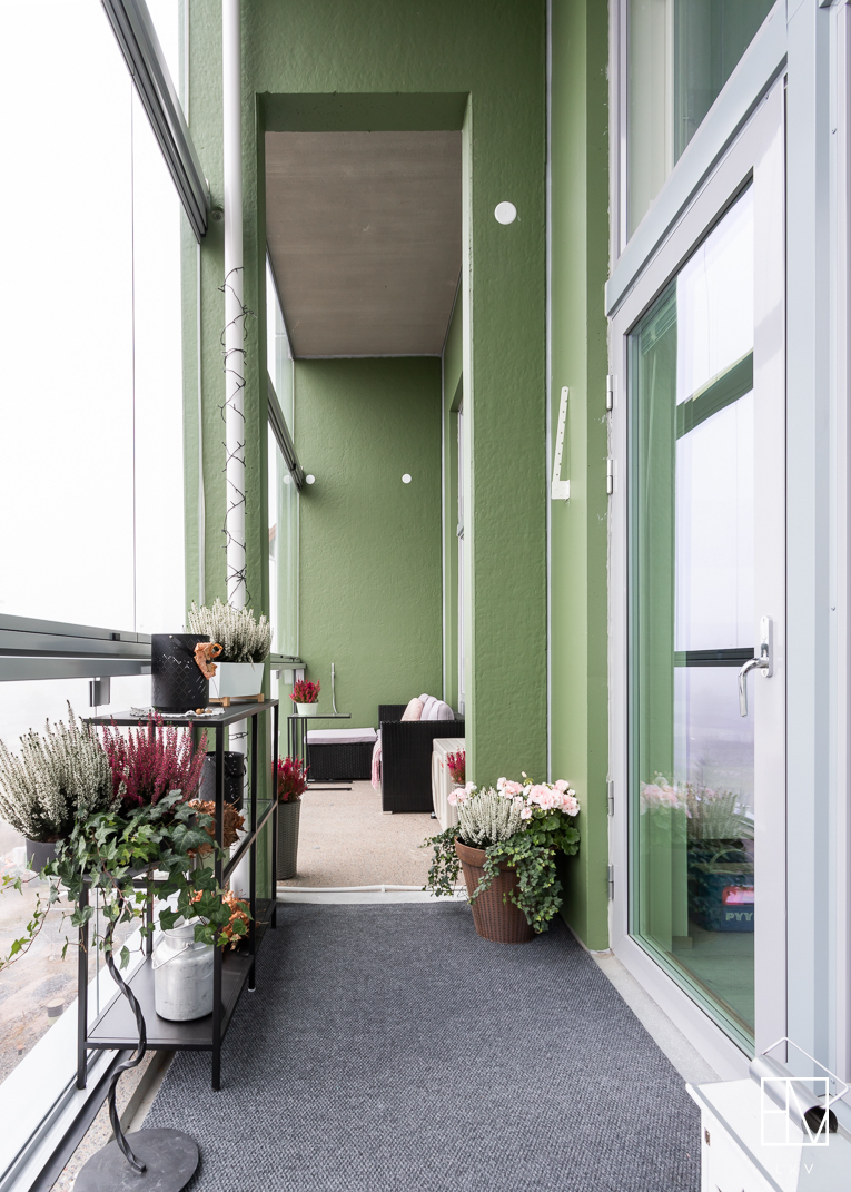 Koko huoneiston levyinen parveke