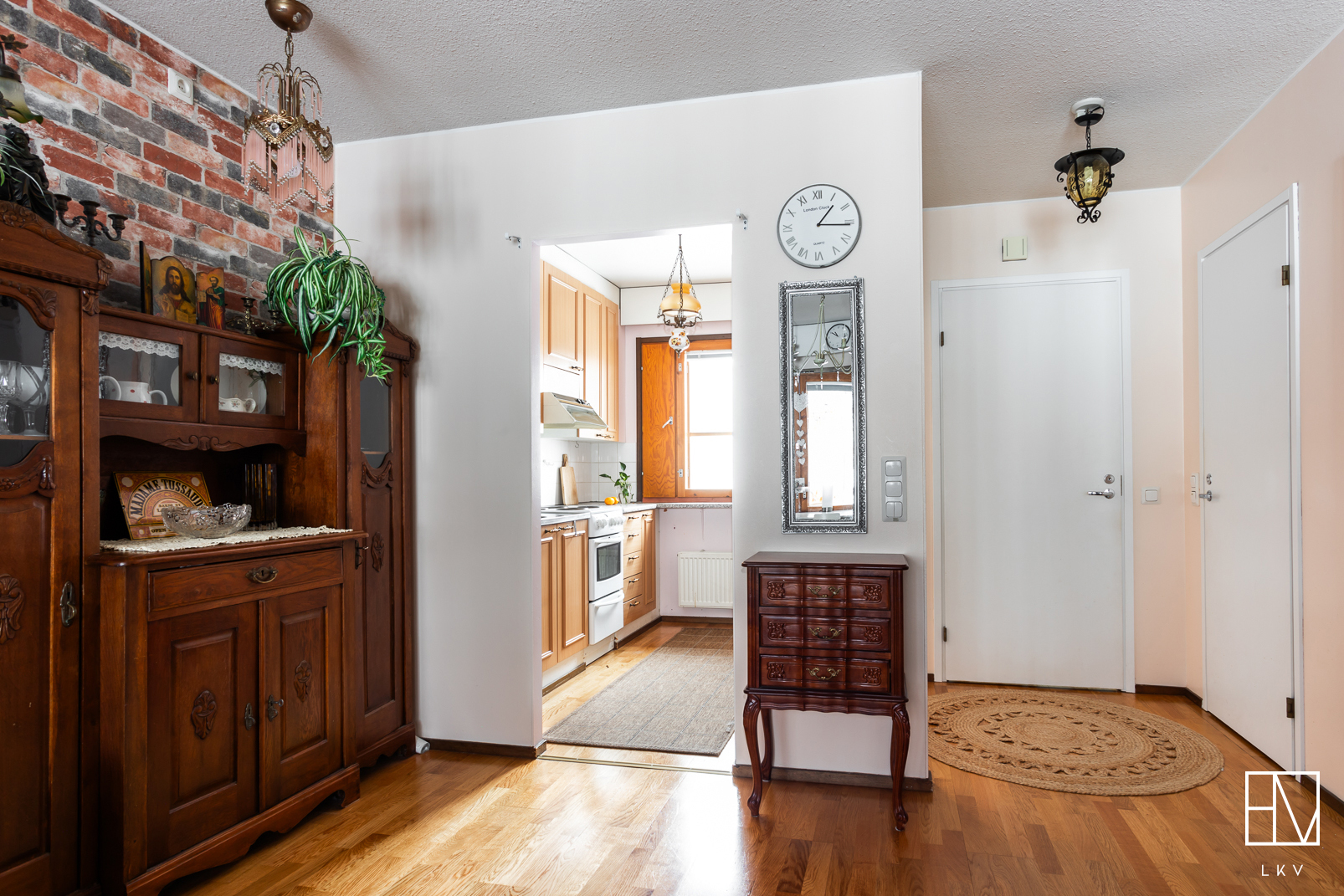 Näkymä olohuoneesta keittiöön