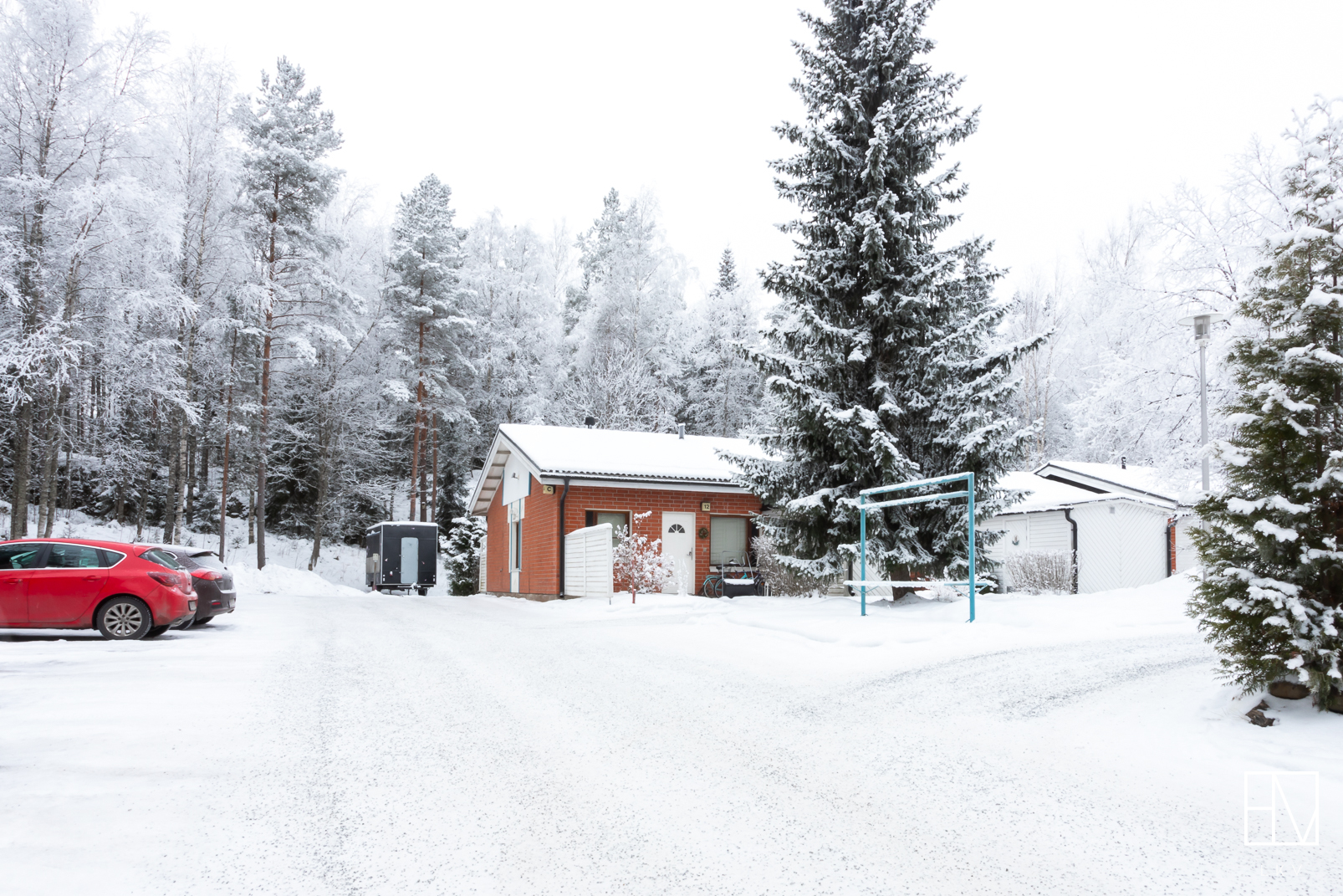 Yhtiön piha-aluetta
