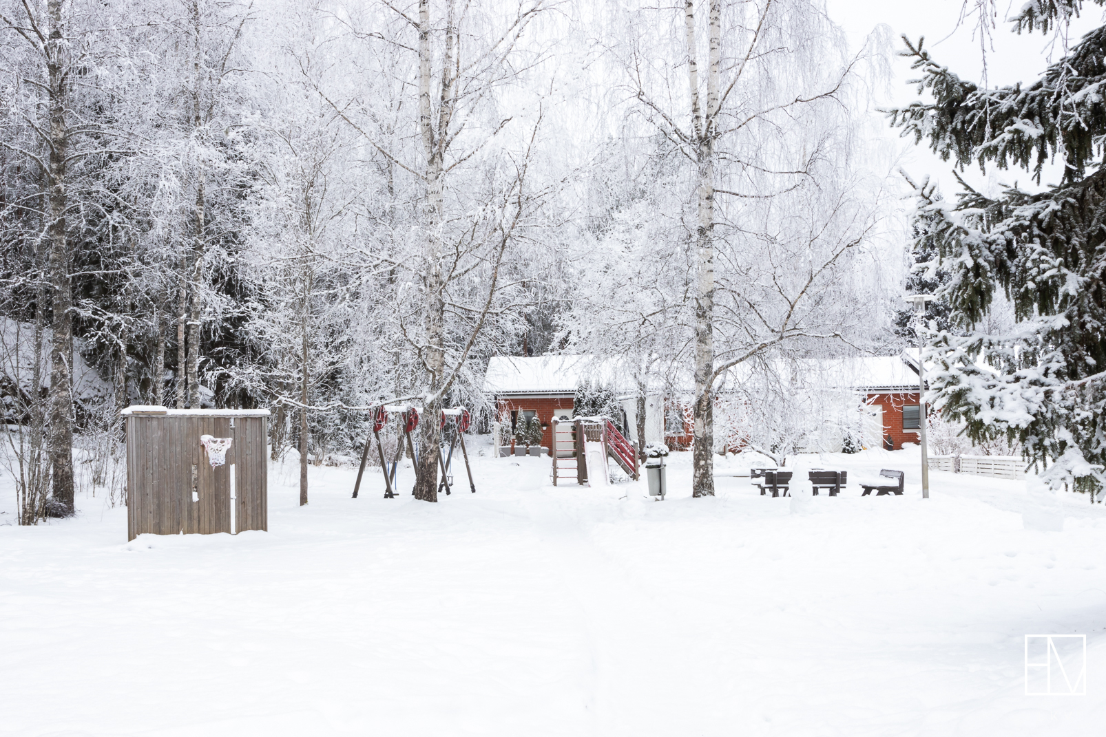 Yhtiön piha-aluetta