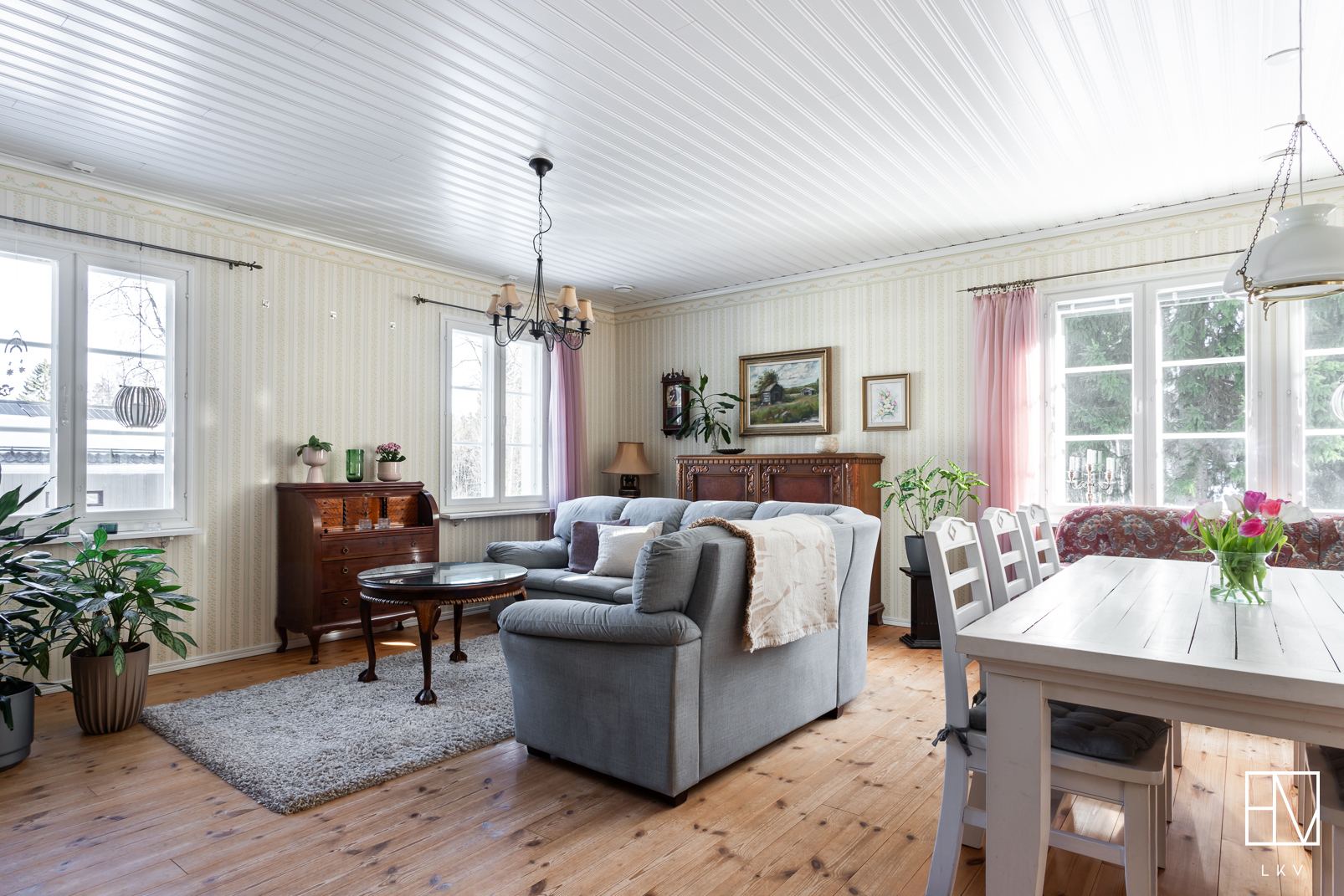 Valoa tulvii ikkunoista