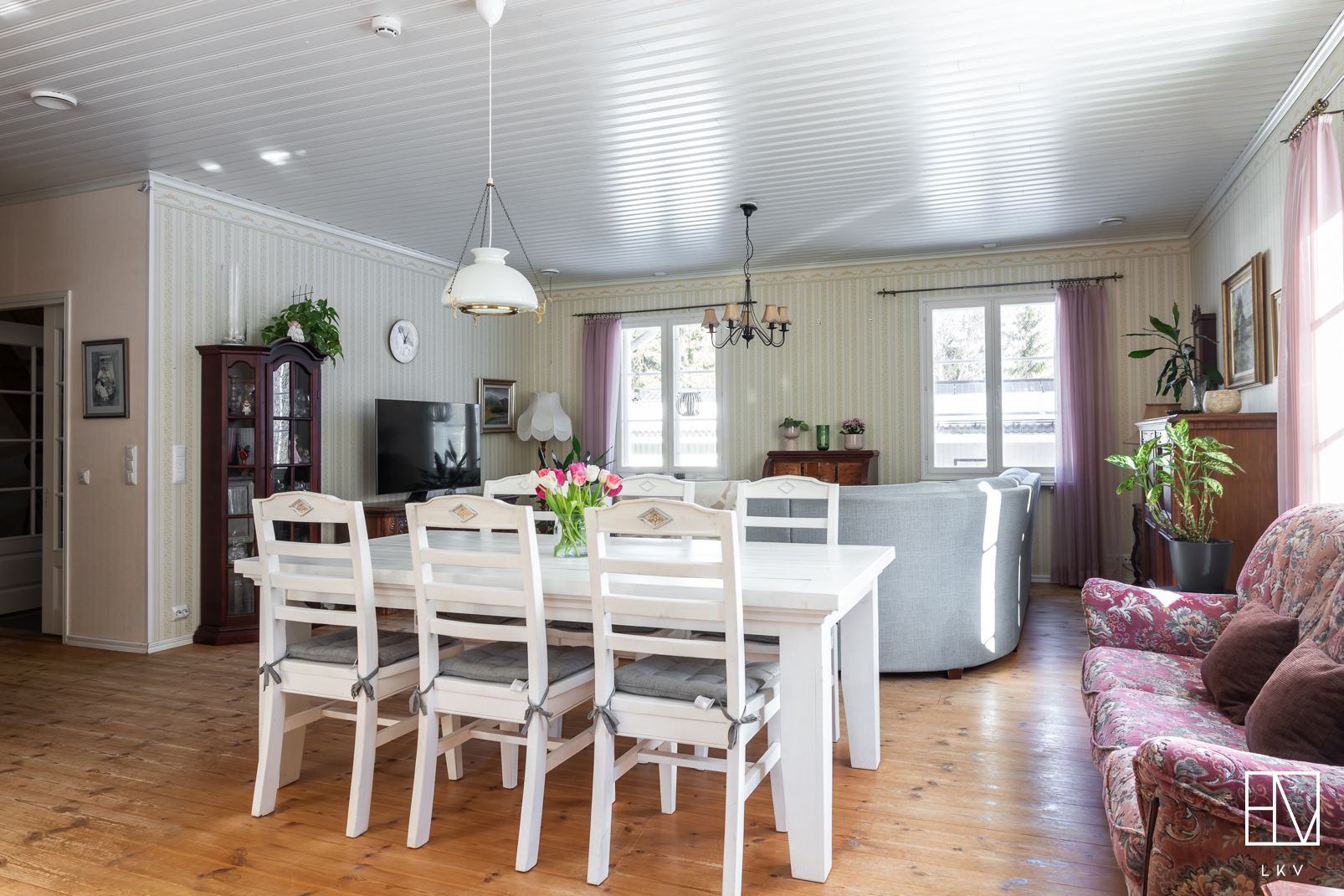 Mahtuu suurikin pöytä