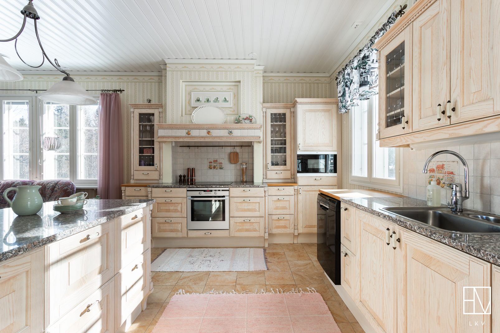 Hyvin mahtuu useampikin kokki