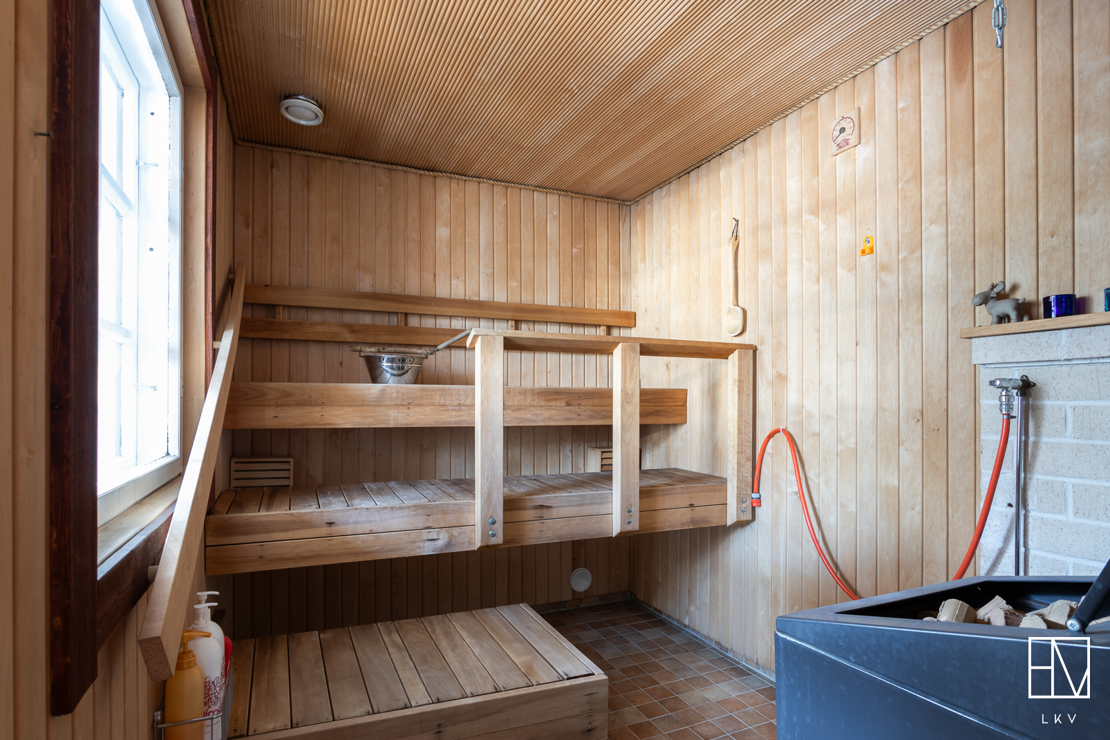 Ulkosauna lämpiää puilla