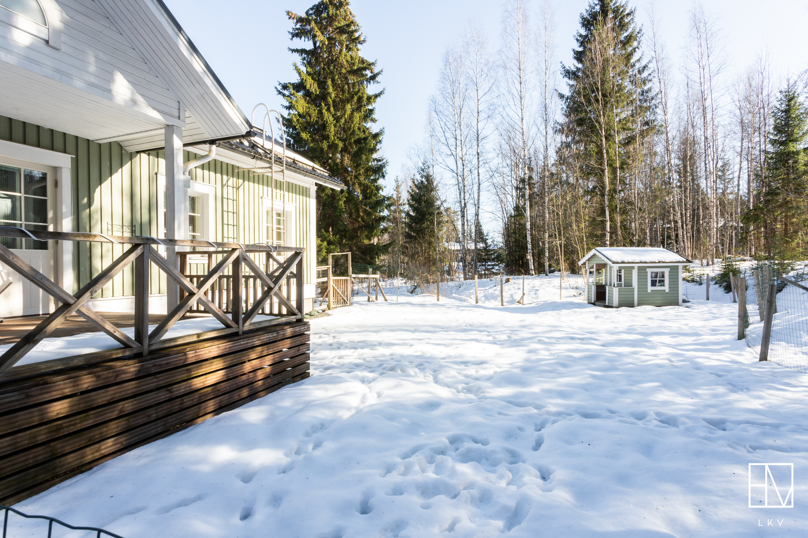 Takapihalla on leikkimökki