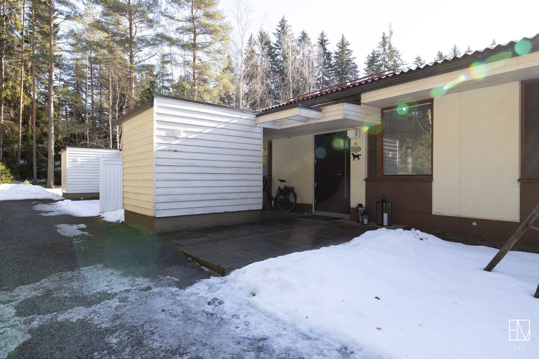 Julkisivu etupihan puolelta